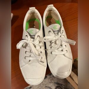 Cariuma White Sneakers